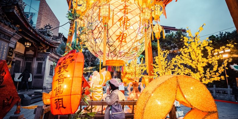 中国传统文化开运场景：黄历书卷、铜钱、五行八卦图与红色丝带摆放在古朴木桌上，象征开运文化的历史积淀